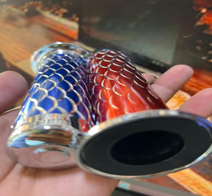 Motorcycle/Bike Handlebar Grips - Universal Aluminum Alloy with Scale Pattern (Blue & Red)